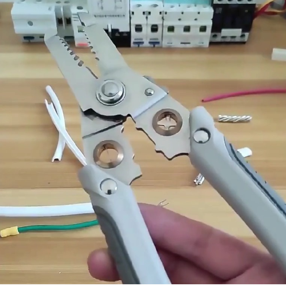 Alicate Multifuncional